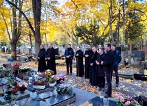 	Seminarzyści warszawscy nie tylko sprzątają nagrobki kapłanów, ale też pamiętają o nich w modlitwie.