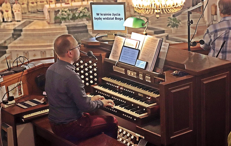 	Muzycy kościelni służą nam na co dzień w naszych praktykach religijnych. Warto coś dla nich zrobić.