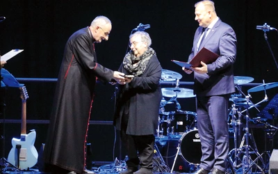 Moment wręczenia nagrody Marii Gawryluk.