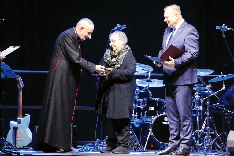 Moment wręczenia nagrody Marii Gawryluk.