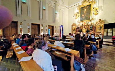 	Wierni powierzyli Bogu sprawy misyjne.