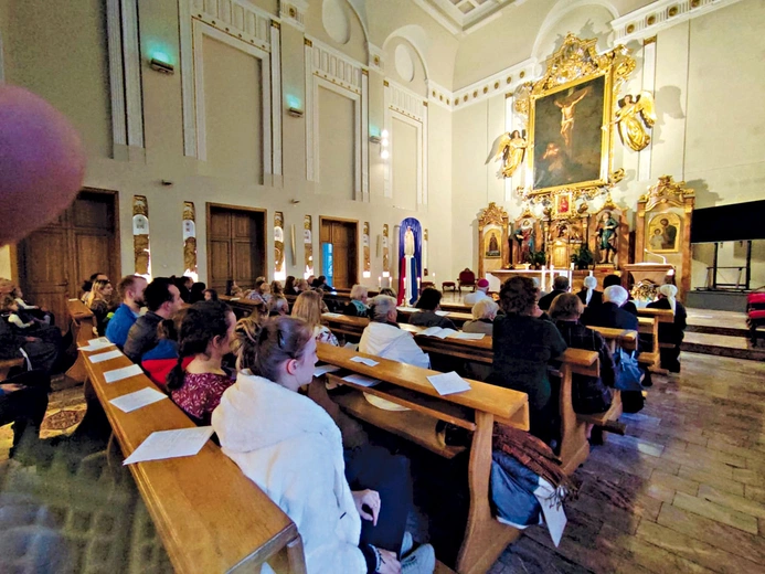 	Wierni powierzyli Bogu sprawy misyjne.