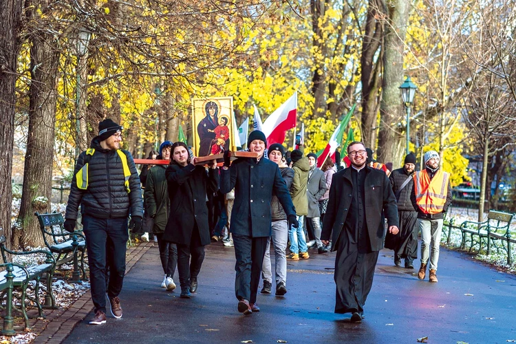 	Centralnym punktem SMAK-u będzie Msza św. 24 listopada w katedrze na Wawelu. Uczestnicy spotkania przyjdą tam w pielgrzymce, niosąc symbole ŚDM.
