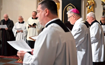 	Nieszpory kapituły  pod przewodnictwem  jej prepozyta,  bp. Krzysztofa Zadarki.