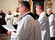 	Nieszpory kapituły  pod przewodnictwem  jej prepozyta,  bp. Krzysztofa Zadarki.