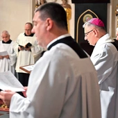 	Nieszpory kapituły  pod przewodnictwem  jej prepozyta,  bp. Krzysztofa Zadarki.
