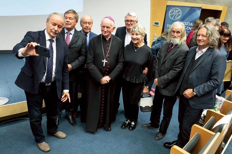 	…oraz grono profesorów, z którymi rozmowy solenizant zawsze sobie cenił. 
