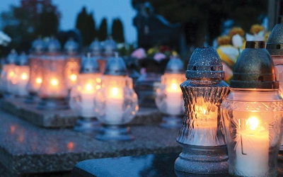 	Światło zniczy – symboli pamięci o zmarłych.