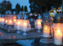 	Światło zniczy – symboli pamięci o zmarłych.