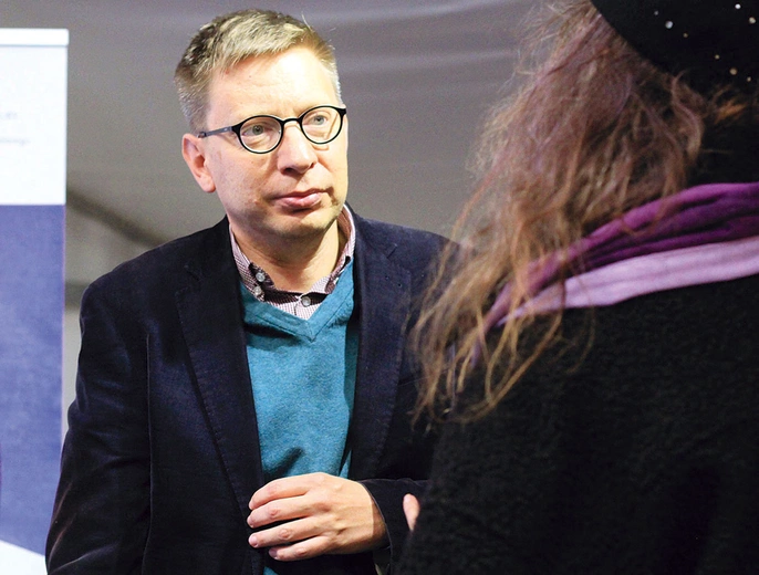 Profesor Michał Bilewicz podczas spotkania w Opolu.
