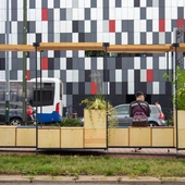 Wyspy o(t)rzeźwienia, ławki patriotyczne, wiaty za 400 tys. – czy na pewno wydajemy racjonalnie publiczne pieniądze?