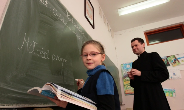 Konsultacje ws. zmniejszenia liczby godzin lekcji religii w szkołach - do 8 listopada