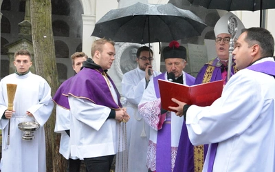 Modlitwa z biskupami na cmentarzach