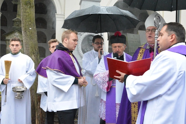 Modlitwa z biskupami na cmentarzach