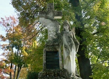 Urzędów. Cmentarz pełen opowieści