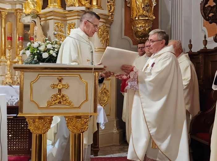 Ks. Janusz Kłęczek został odznaczony przez prezydenta Srebrnym Krzyżem Zasługi