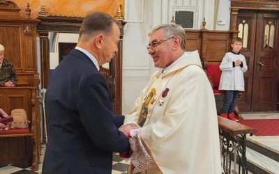 Ks. Janusz Kłęczek został odznaczony przez prezydenta Srebrnym Krzyżem Zasługi