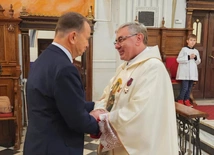 Ks. Janusz Kłęczek został odznaczony przez prezydenta Srebrnym Krzyżem Zasługi