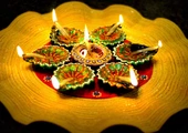 Indie: Ponad 2,5 mln glinianych lampek zapalono nad rzeką Saraju z okazji święta Diwali