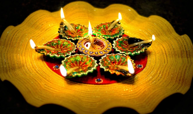 Indie: Ponad 2,5 mln glinianych lampek zapalono nad rzeką Saraju z okazji święta Diwali