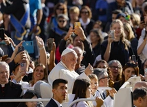 Papież: święci to świadkowie jasnych dróg, które są dostępne także dla nas
