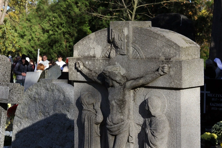 Uroczystość Wszystkich Świętych na cmentarzu przy ul. Bujwida