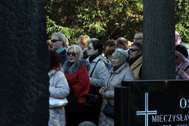 Uroczystość Wszystkich Świętych na cmentarzu przy ul. Bujwida
