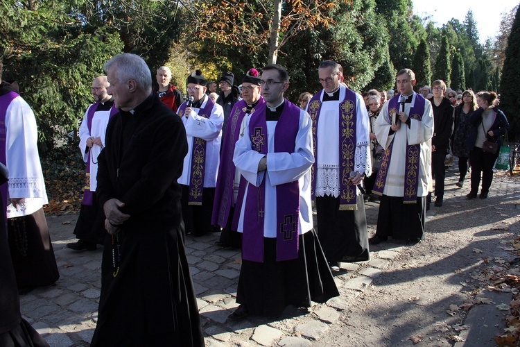 Uroczystość Wszystkich Świętych na cmentarzu przy ul. Bujwida