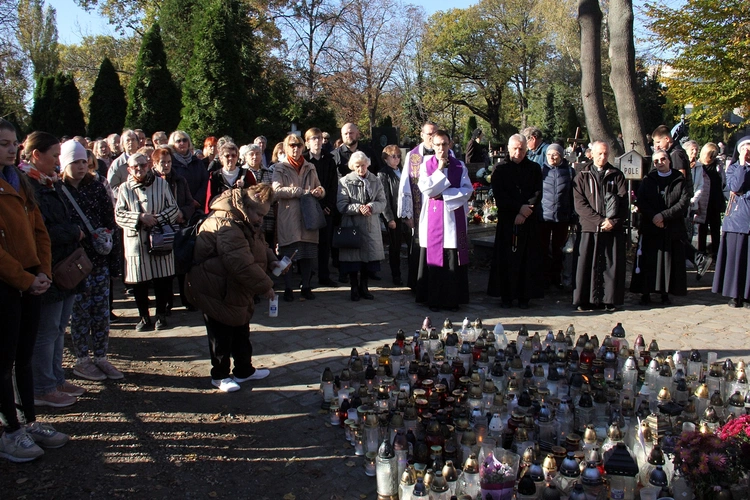Uroczystość Wszystkich Świętych na cmentarzu przy ul. Bujwida