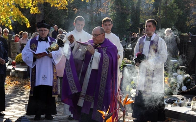 Uroczystość Wszystkich Świętych na cmentarzu przy ul. Bujwida