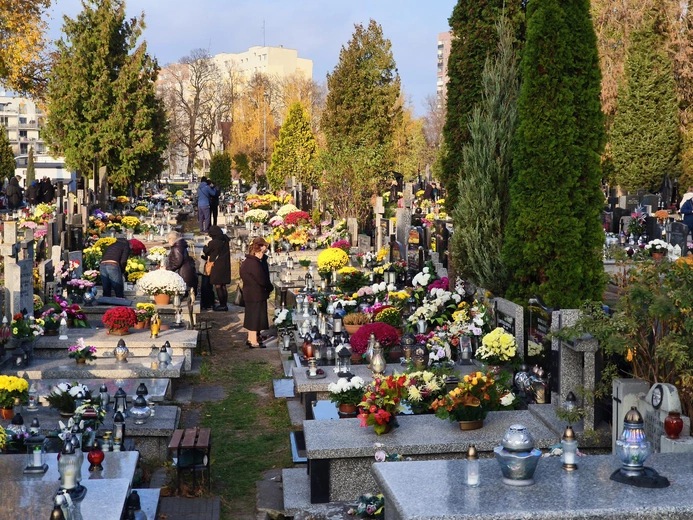 Procesja żałobna po Cmentarzu Wawrzyszewskim