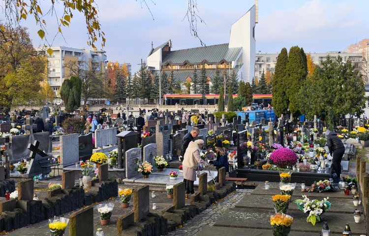 Procesja żałobna po Cmentarzu Wawrzyszewskim