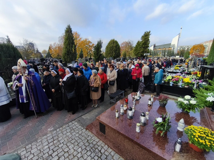 Procesja żałobna po Cmentarzu Wawrzyszewskim