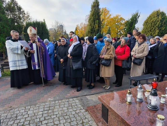 Procesja żałobna po Cmentarzu Wawrzyszewskim
