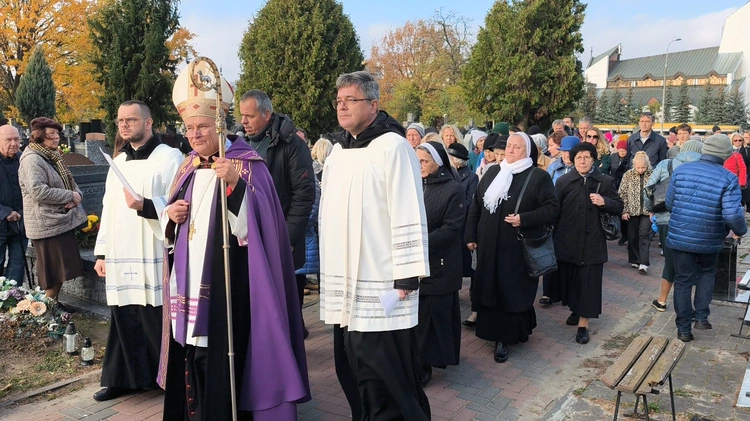 Procesja żałobna po Cmentarzu Wawrzyszewskim