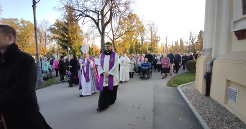 Modlitwa z biskupem za zmarłych