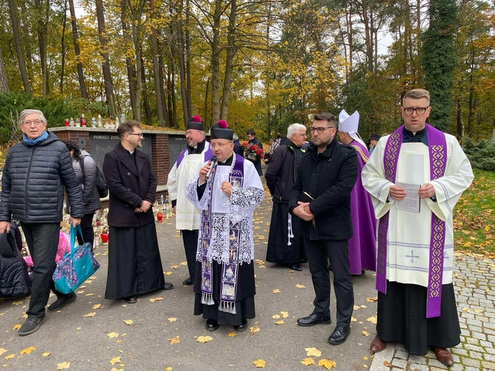 Modlitwa na zielonogóskim cmentarzu