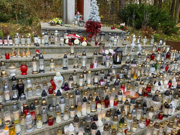 Modlitwa na zielonogóskim cmentarzu