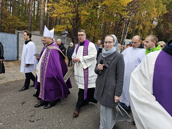 Modlitwa na zielonogóskim cmentarzu