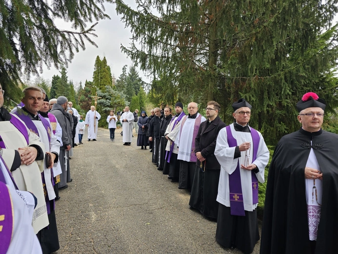 Modlitwa na zielonogóskim cmentarzu