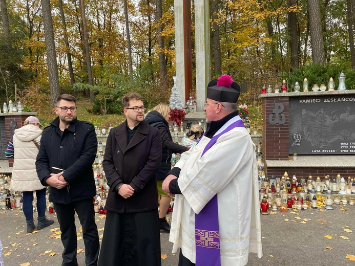 Modlitwa na zielonogóskim cmentarzu