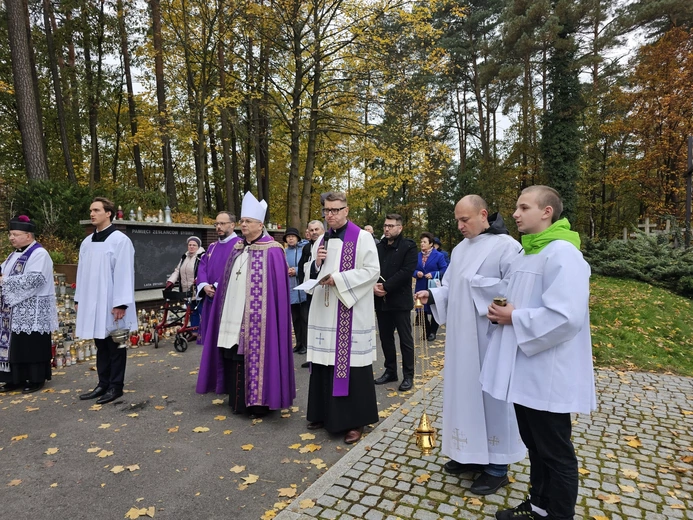 Modlitwa na zielonogóskim cmentarzu