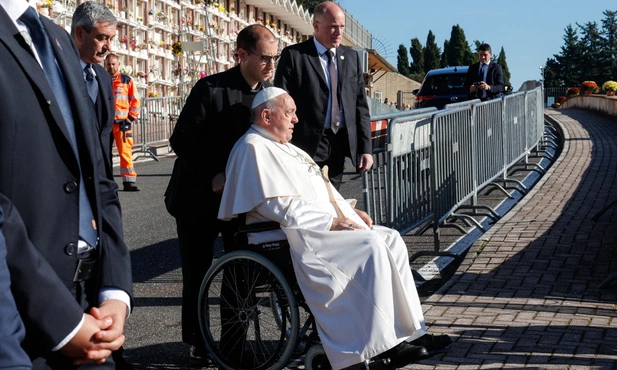 Papież modlił się na Cmentarzu Laurentyńskim