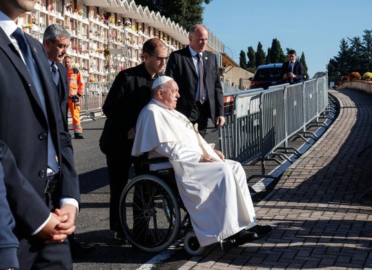 Papież modlił się na Cmentarzu Laurentyńskim