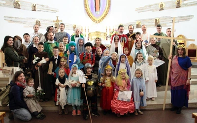 Korowód świętych w parafii Matki Bożej Różańcowej na Piaskach Nowych