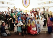 Korowód świętych w parafii Matki Bożej Różańcowej na Piaskach Nowych
