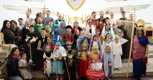 Korowód świętych w parafii Matki Bożej Różańcowej na Piaskach Nowych