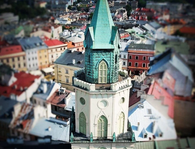 Komediowa opowieść ptasiej trupy teatralnej na Wieży Trynitarskiej