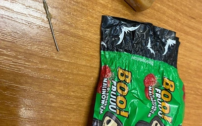 Gwoździe i igły w halloweenowych cukierkach to trend z TikToka
