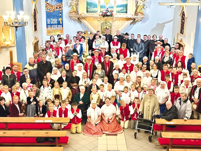 Uczestnicy jubileuszowej Eucharystii.